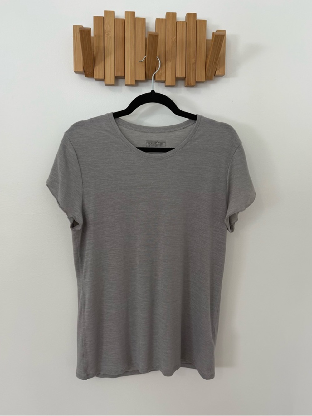 Patagonia Flutter Split Sleeve, Women’s Large, Short Sleeve, Light Gray Crew Tee